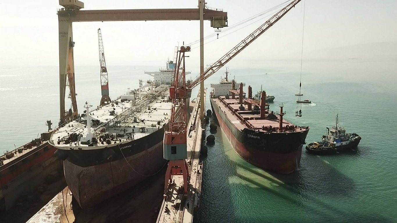 Grieķijas kravas kuģa remonts Sarkanajā jūrā pēc hutiešu uzbrukumiem