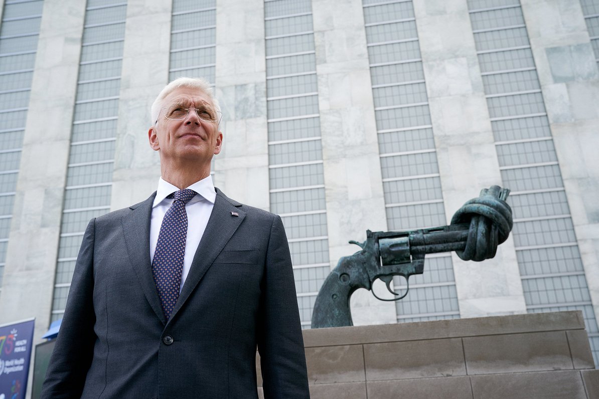 Ārlietu ministrs Krišjānis Kariņš pie nevardarbībai veltītās skulptūras, kas redzama pie ANO mītnes...