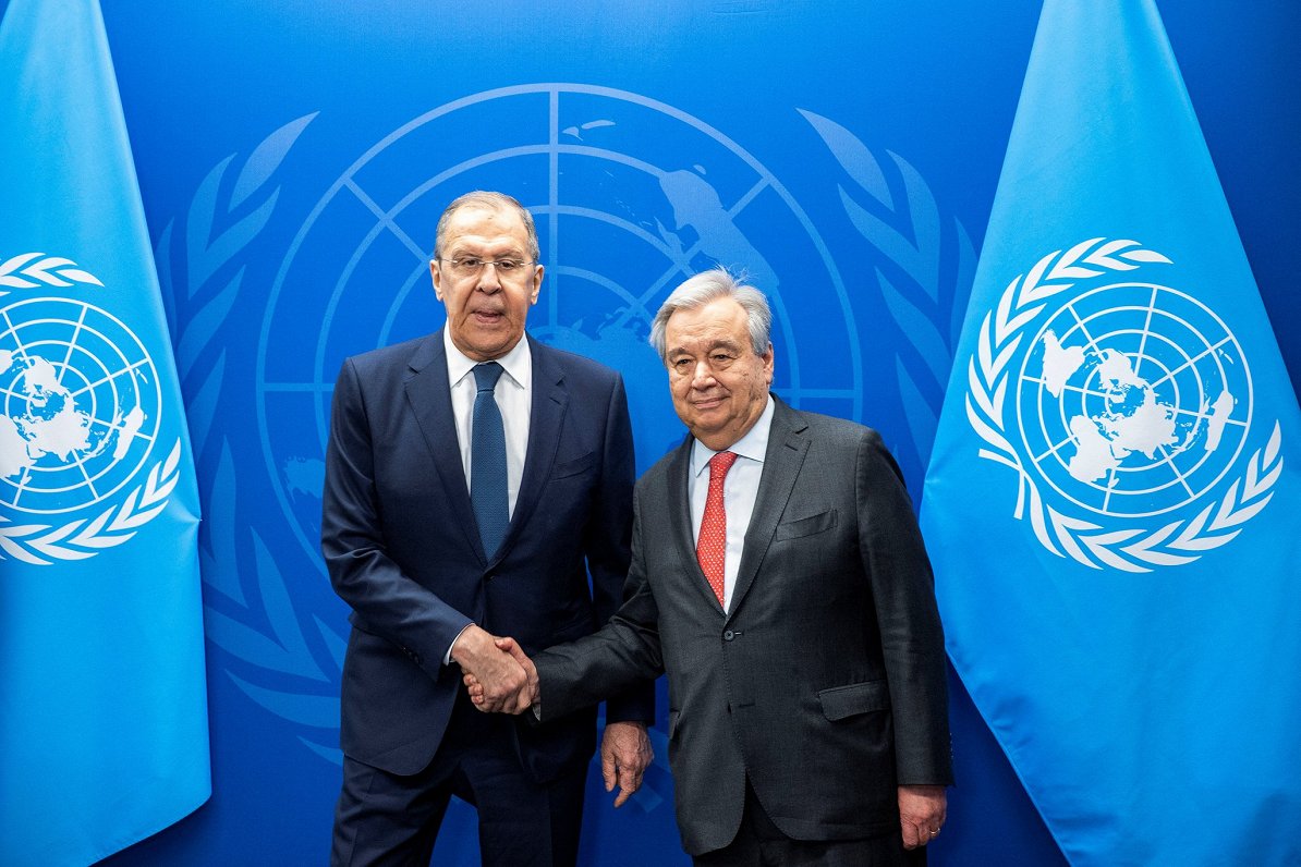 Krievijas ārlietu ministrs Sergejs Lavrovs sasveicinās ar ANO ģenerālsekretāru Antoniu Gutērrešu