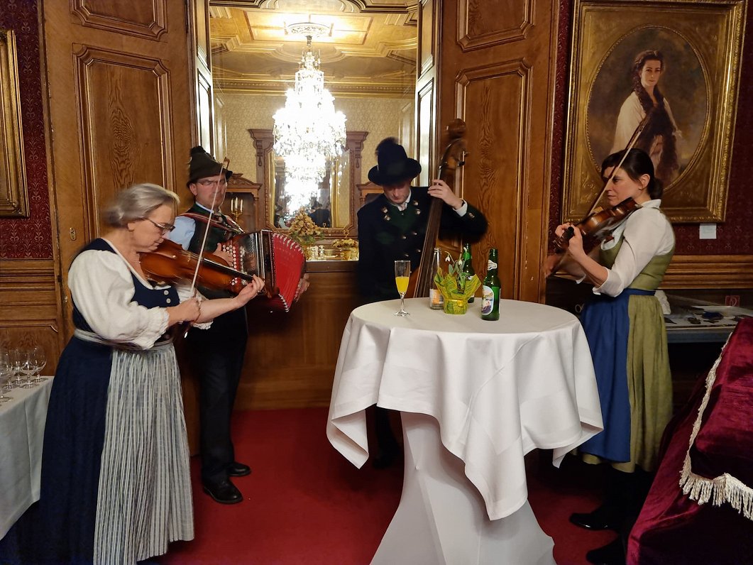 Ķeizara villā viesus izklaidē austriešu tautas mūzikas ansamblis