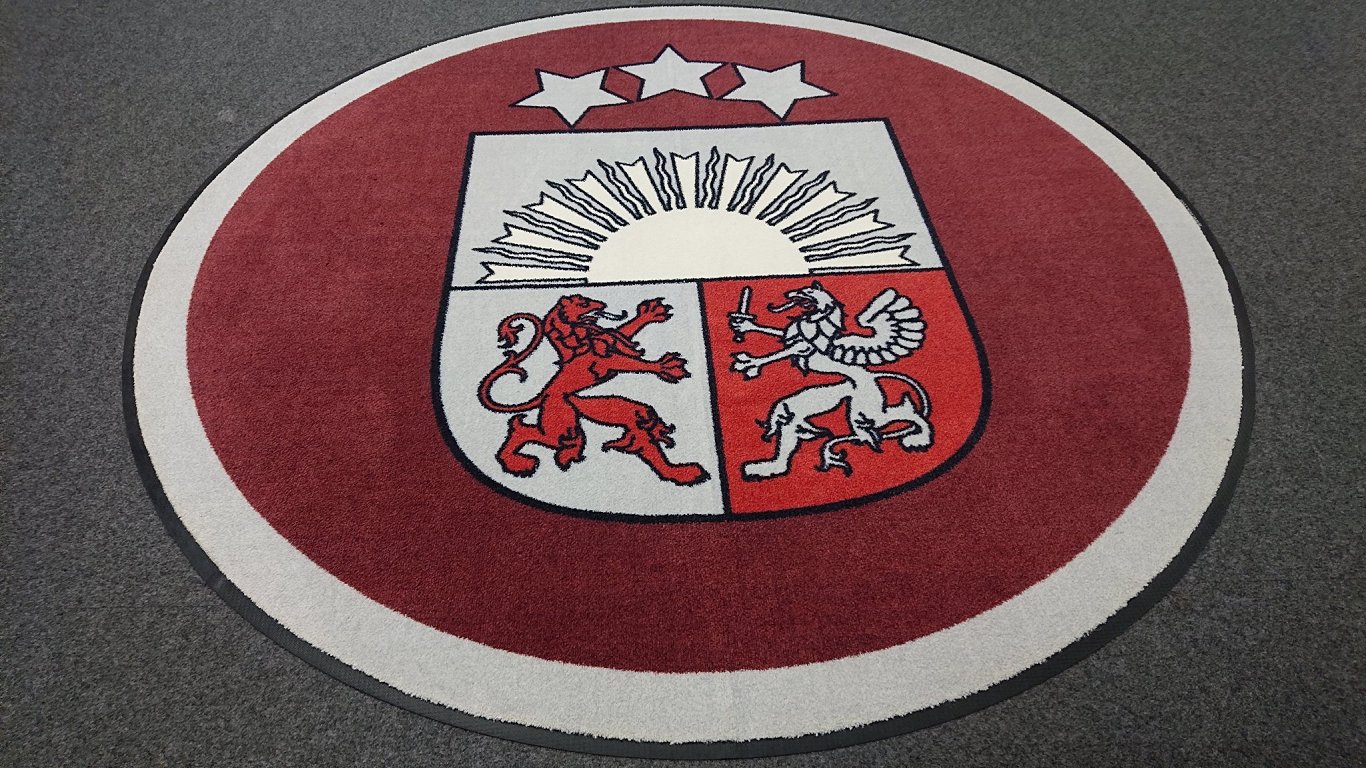 Ģerbonis Latvijas hokeja valstsvienības ģērbtuvēs uz grīdas seguma