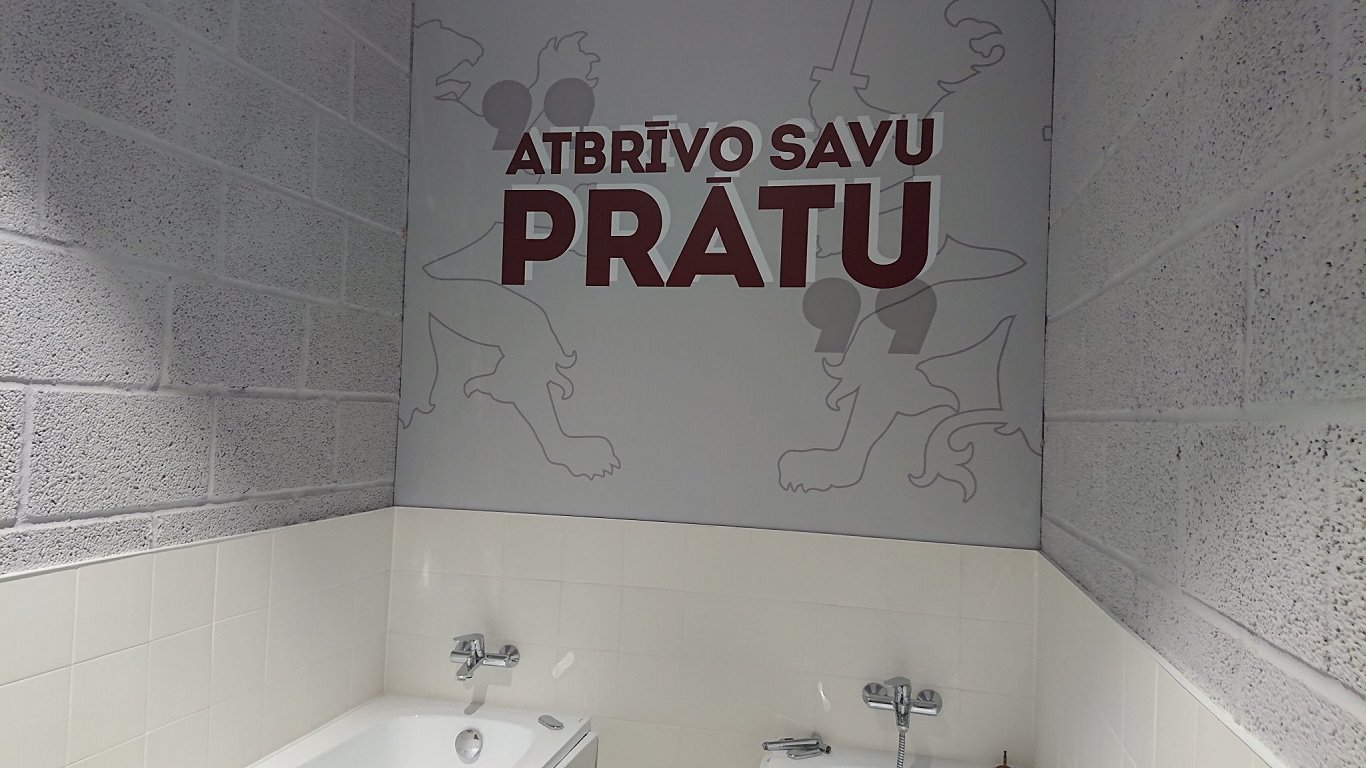 Rehabilitācijas vannu telpa Latvijas hokeja valstsvienības ģērbtuvēs