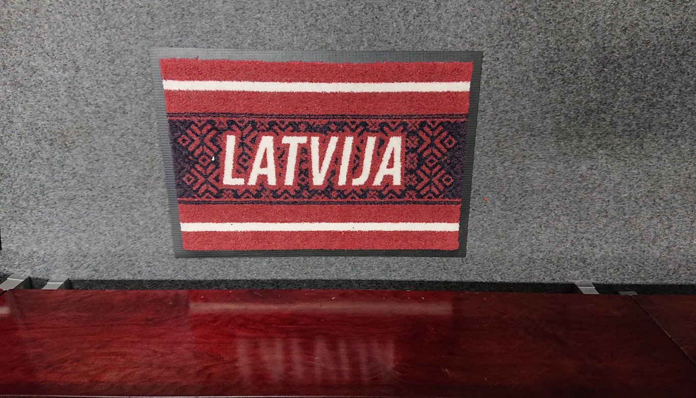 Individuāls paklājiņš Latvijas hokeja valstsvienības ģērbtuvēs