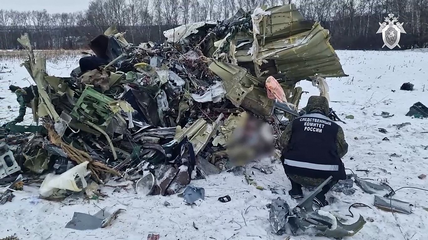 Krievijas izmeklētāji lidmašīnas avārijas vietā pie Belgorodas pilsētas Krievijā