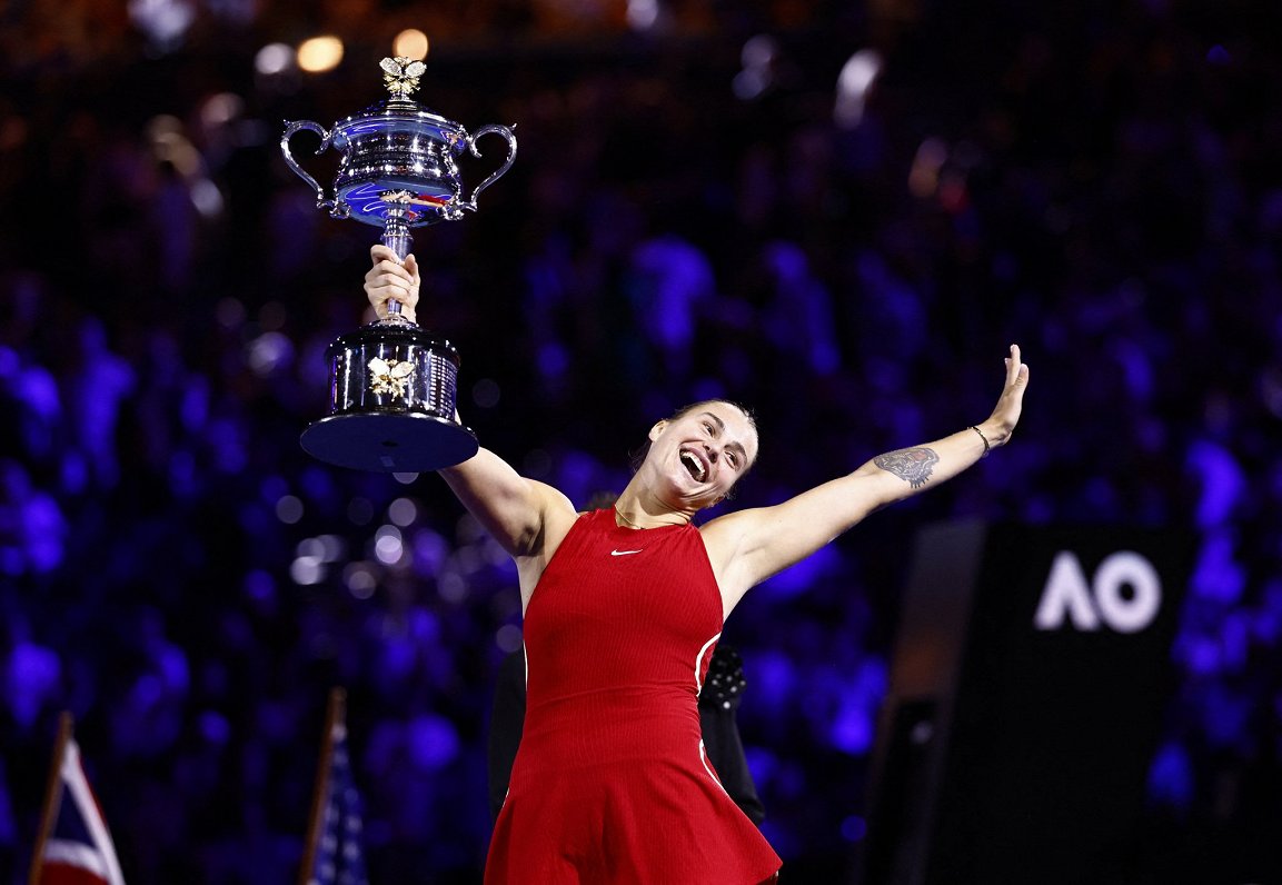 Arina Sabaļenka ar &quot;Australian Open&quot; čempiones kausu