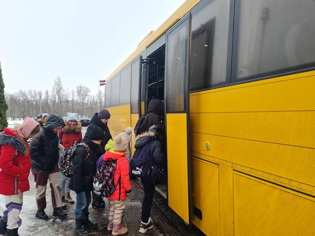 Школьный автобус зимой в сельской местности.