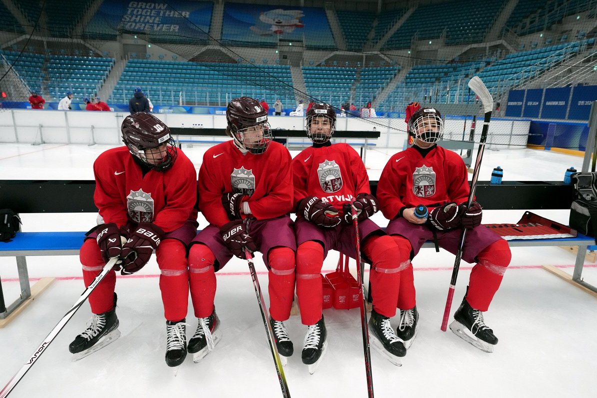 Latvijas izlases 3x3 hokejā spēlētāji treniņā jaunatnes ziemas olimpiskajās spēlēs