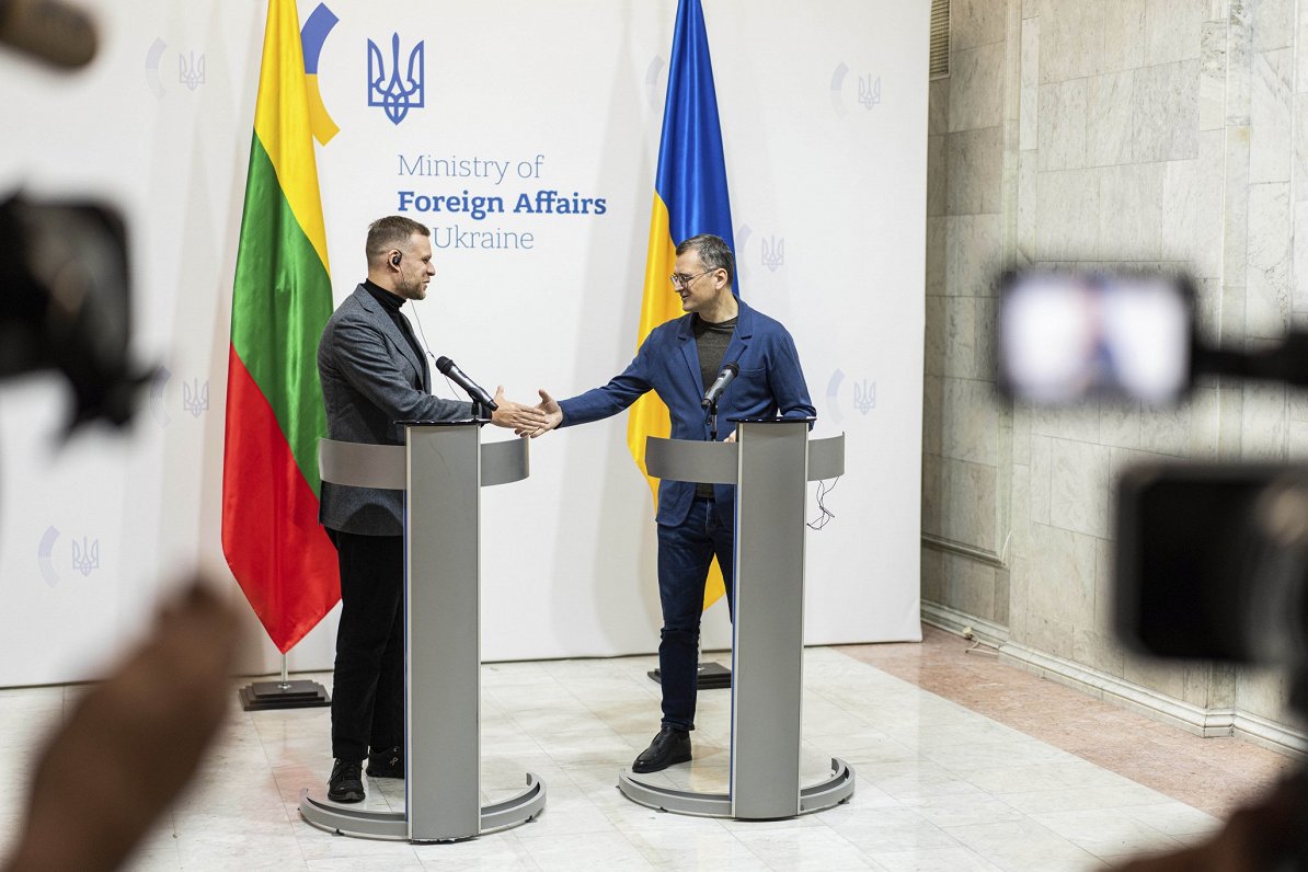Министр иностранных дел Дмитрий Кулеба и его литовский коллега Габриелюс Ландсбергис на пресс-конфер...