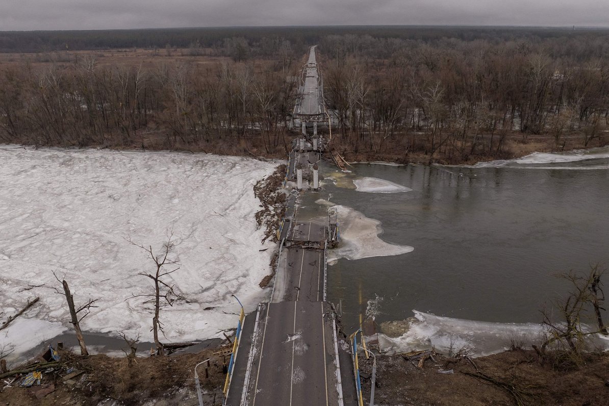 Разрушенный мост в селе Богородичное Донецкой области, снято 27.01.2024