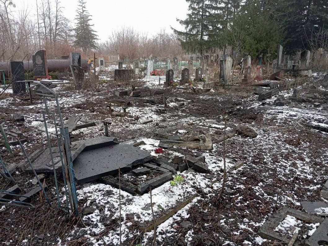 Обстрелянное кладбище. Украина, Купянск, Харьковская область