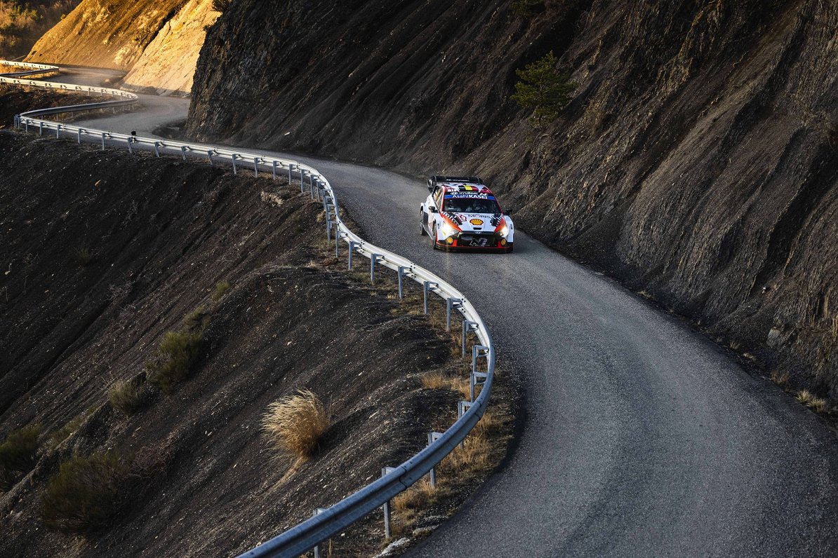 Tjerī Nevila ekipāža 2024. gada WRC Montekarlo posmā.