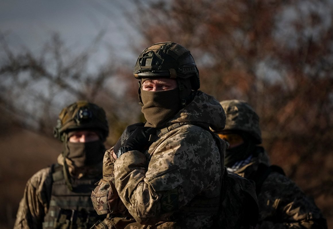 Ilustratīvs attēls: ukraiņu karavīri aizsargpozīcijās netālu no Ukrainas galvaspilsētas Kijivas