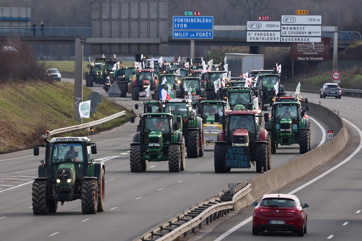 Francijas lauksaimnieki ar traktoriem piedalās protesta akcijā