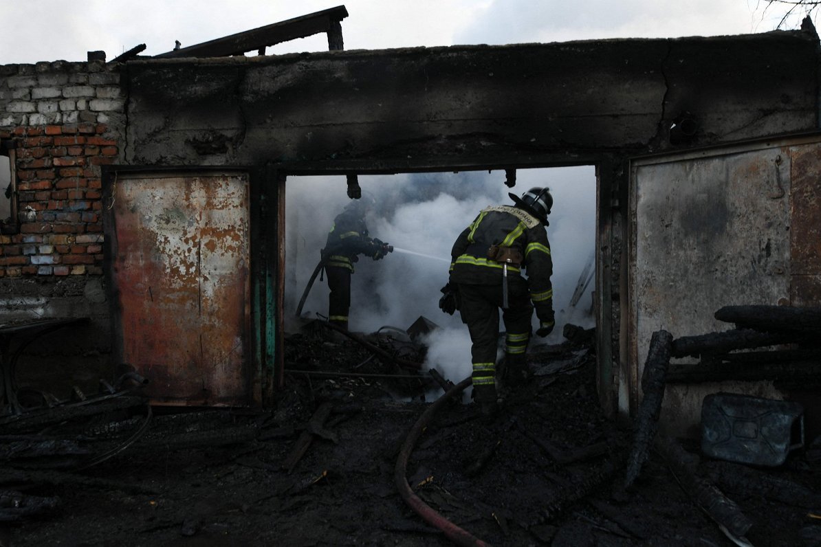 Krievijas apšaudēs iznīcināta ēka Doneckas apgabalā, Ukrainā