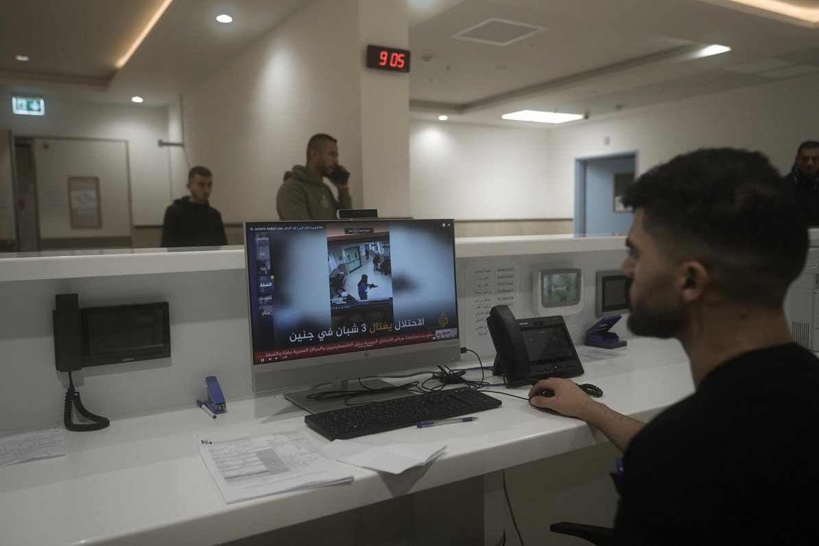 Ibn Sinas slimnīcas darbinieks rāda novērošanas kameru video ar Izraēlas bruņotajiem aģentiem