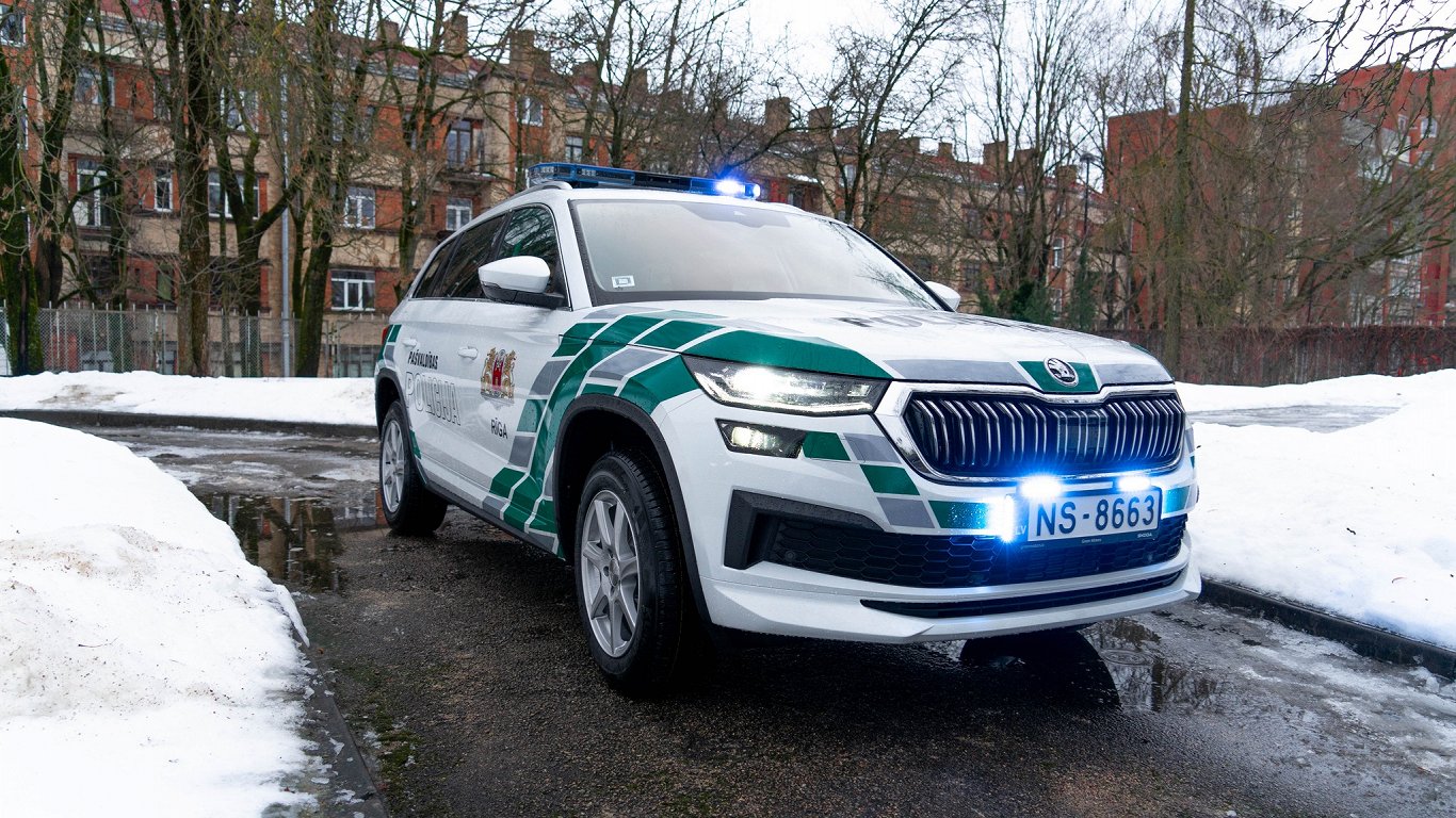 Rīgas pašvaldības policijas auto jaunā virsbūves krāsojumā, 2024.gada janvāris