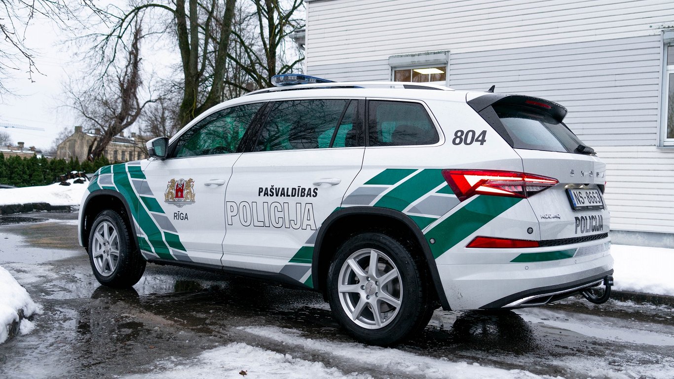 Rīgas pašvaldības policijas auto jaunā virsbūves krāsojumā, 2024.gada janvāris