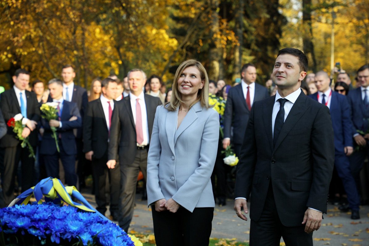 Ukrainas prezidents Volodimirs Zelenskis ar sievu Olenu pie pieminekļa ukraiņu dzejniekam Tarasam Še...