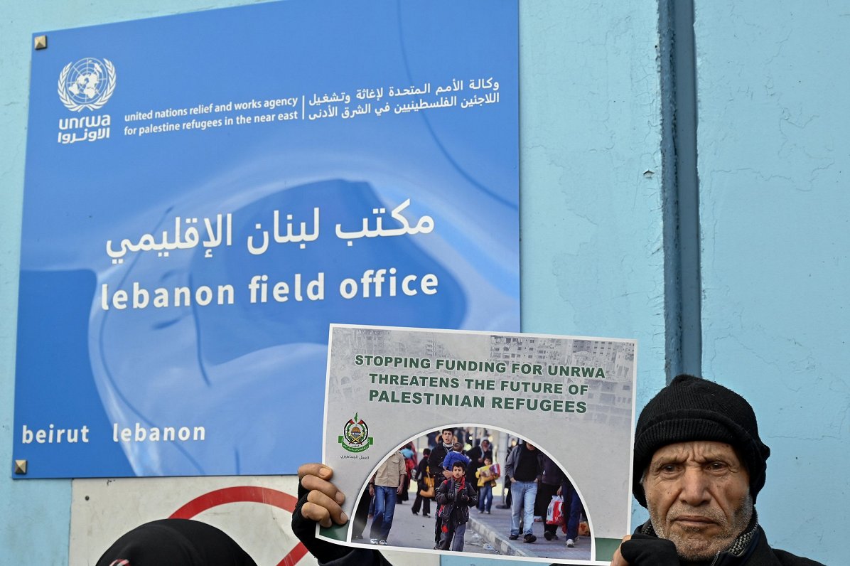 Ilustratīvs attēls: palestīniešu atbalstītāji Libānā protestē pret starptautiskā finansējuma pārtrau...