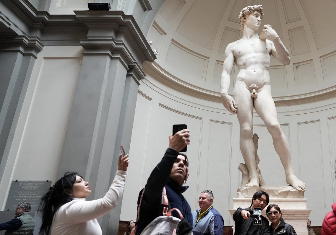 Itālijas pilsētā Florencē tūristi fotografējas pie Mikelandželo &quot;Dāvida&quot; statujas