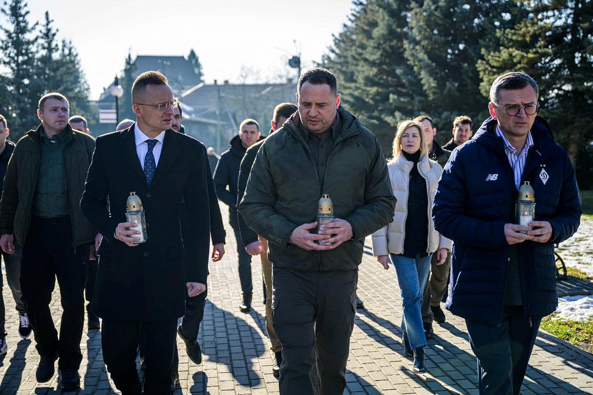 Ungārijas ārlietu ministrs Pēters Sījārto (no kreisās) vizītes laikā Ukrainā