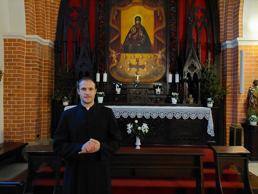 Priesteris Renārs Birkovs pie Aglonas Dievmātes altāra