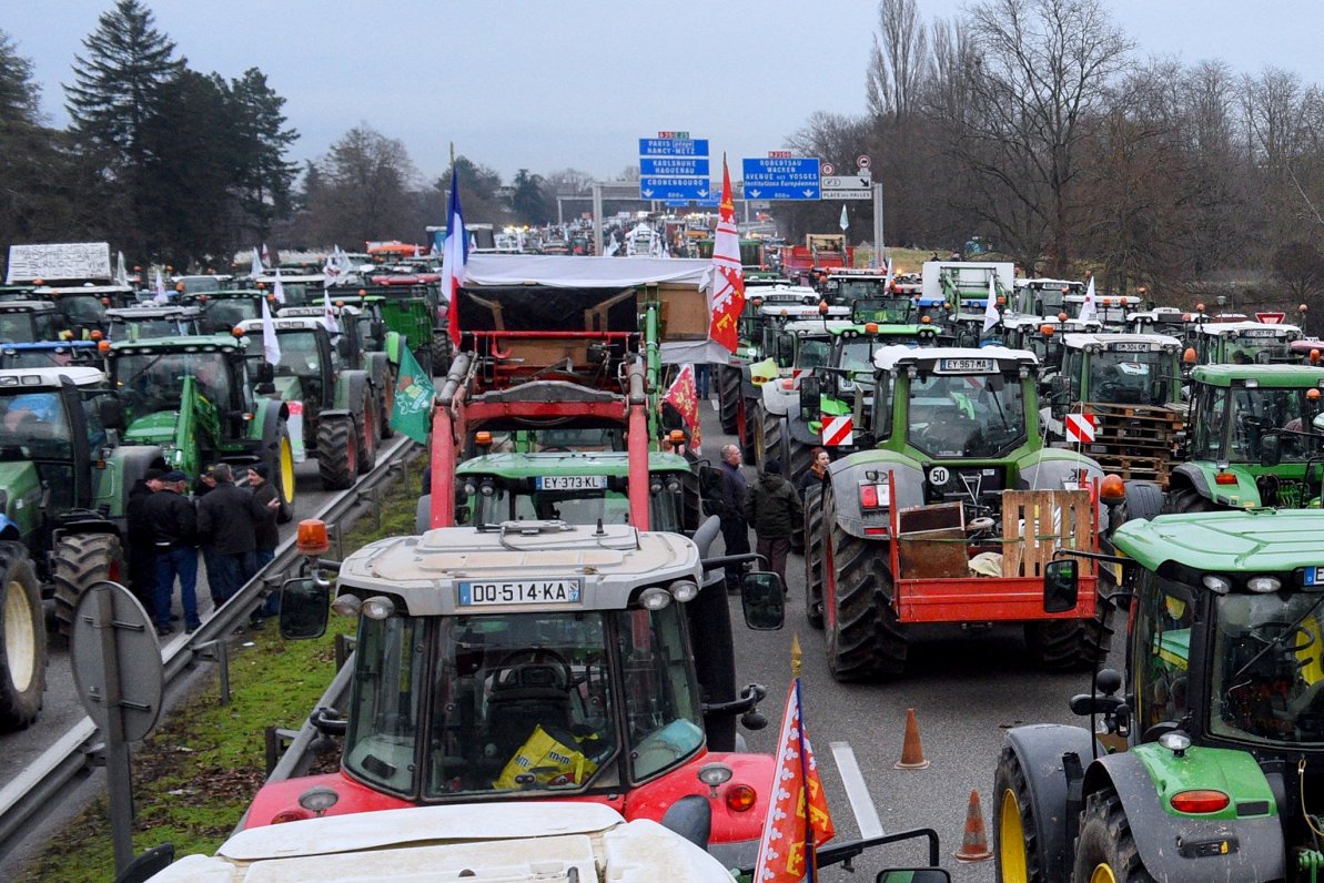 Lauksaimnieki Francijā bloķē lielceļu uz Strasbūru