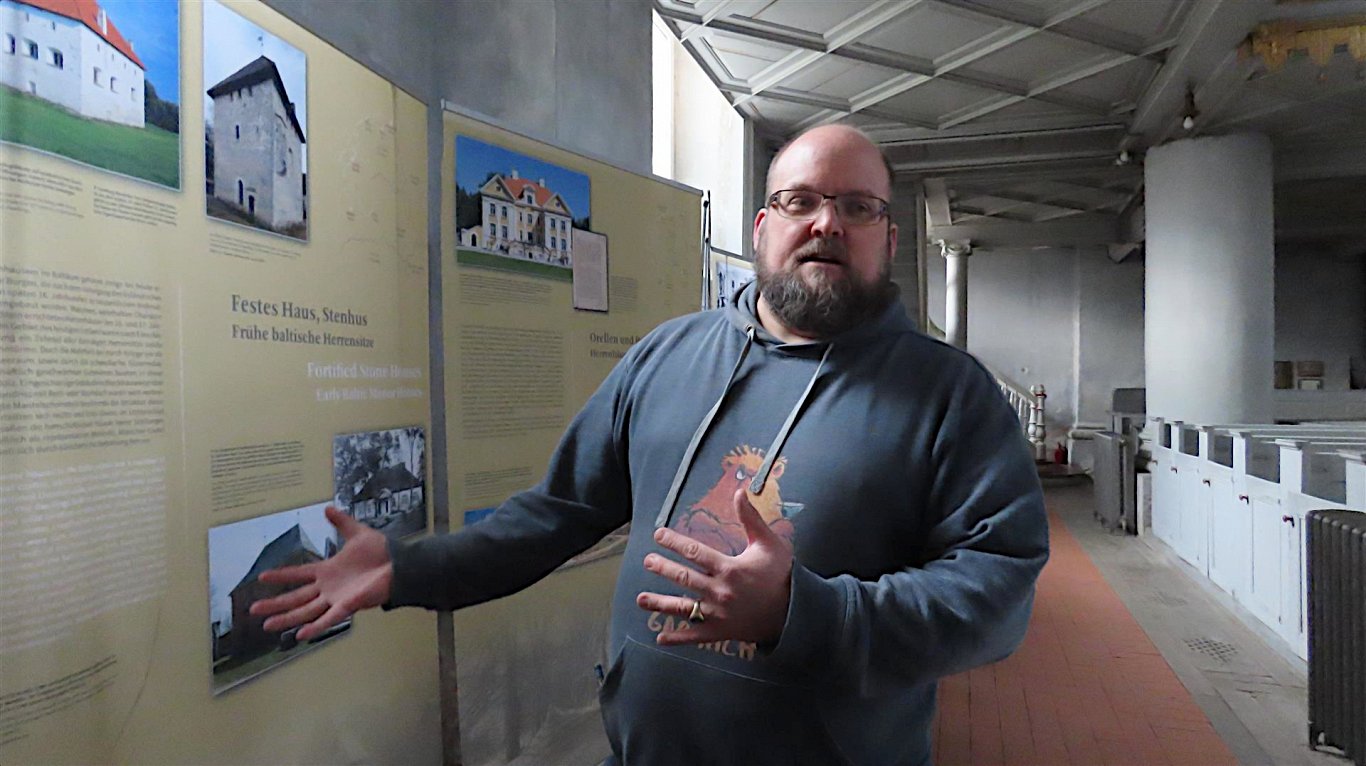 Мартин Пабст рассказывает о выставке про  усадьбы остезийских немцев