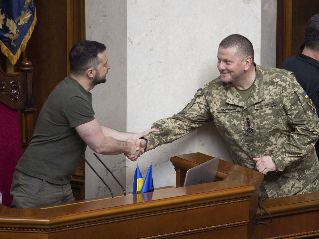 Ukrainas prezidents Volodimirs Zelenskis sasveicinās ar Bruņoto spēku virspavēlnieku ģenerāli Valēri...
