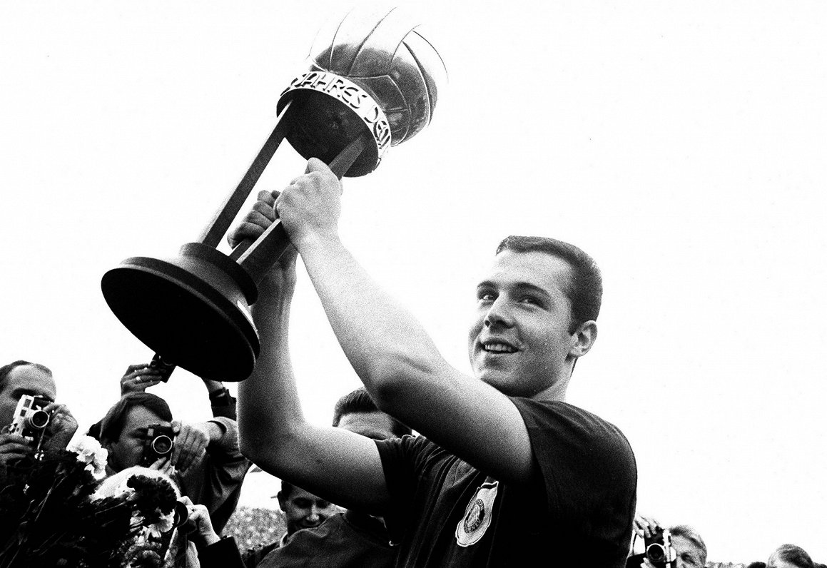 Francs Bekenbauers 1966. gadā ar Bundeslīgas labākā futbolista balvu