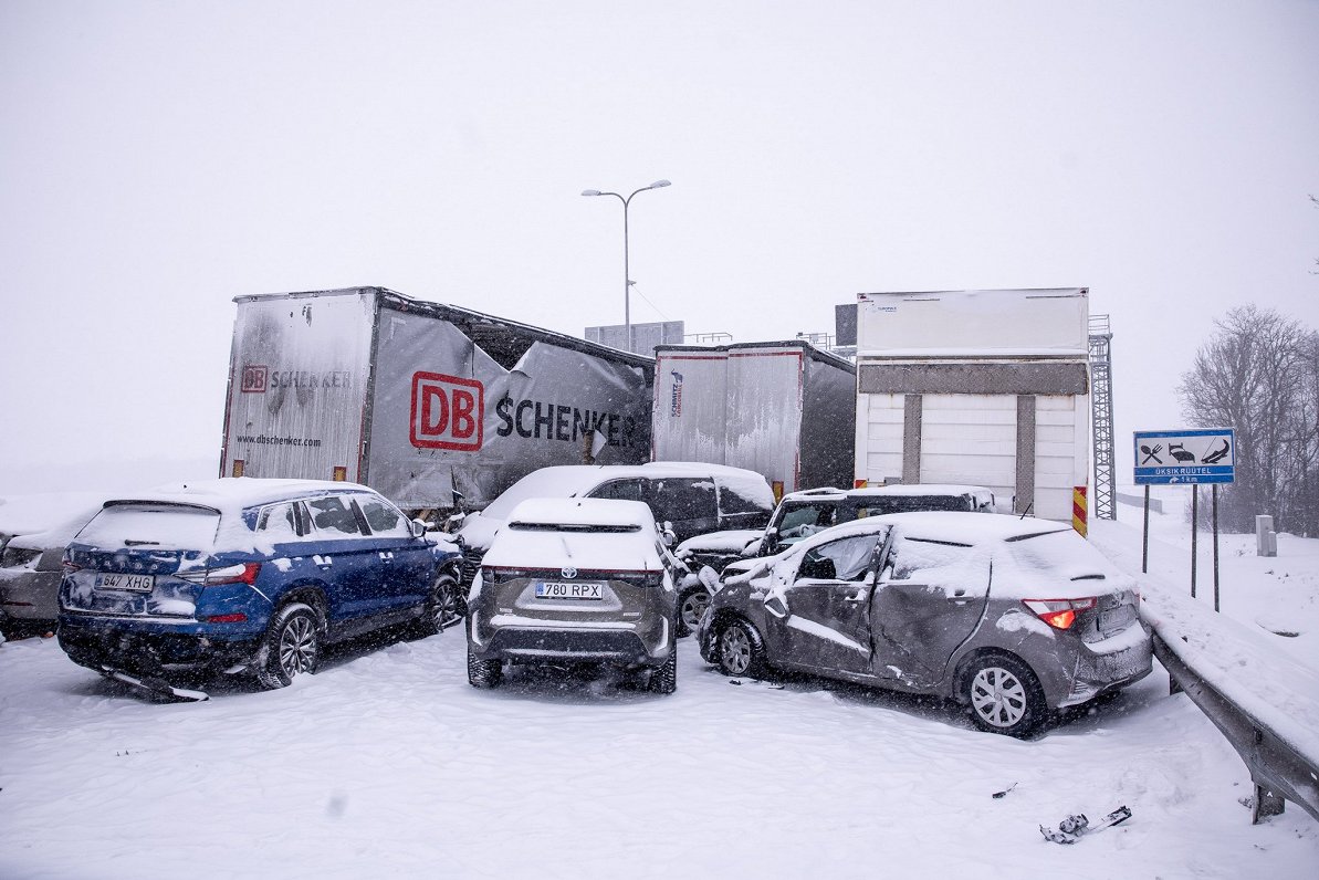 Satiksmes negadījums uz Tallinas apvedceļa, kur piektdien saskrējās vismaz 25 transportlīdzekļi