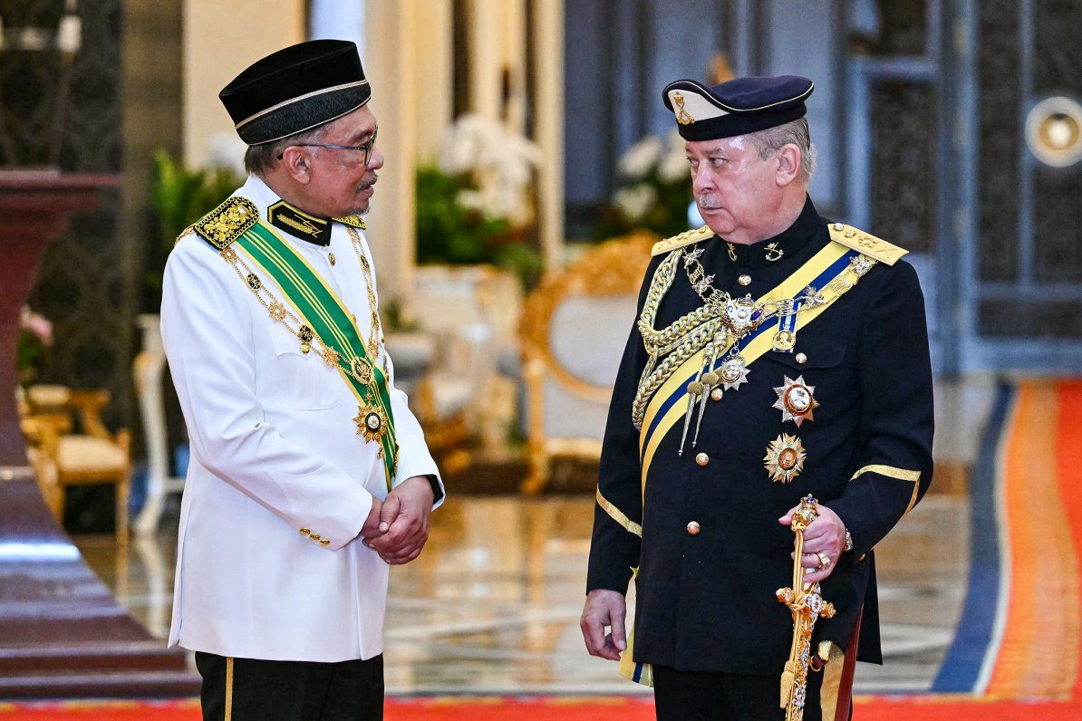 Malaizijas jaunais valdnieks sultāns Ibrahims Iskandars (no labās) ar premjerministru Anvaru Ibrahim...