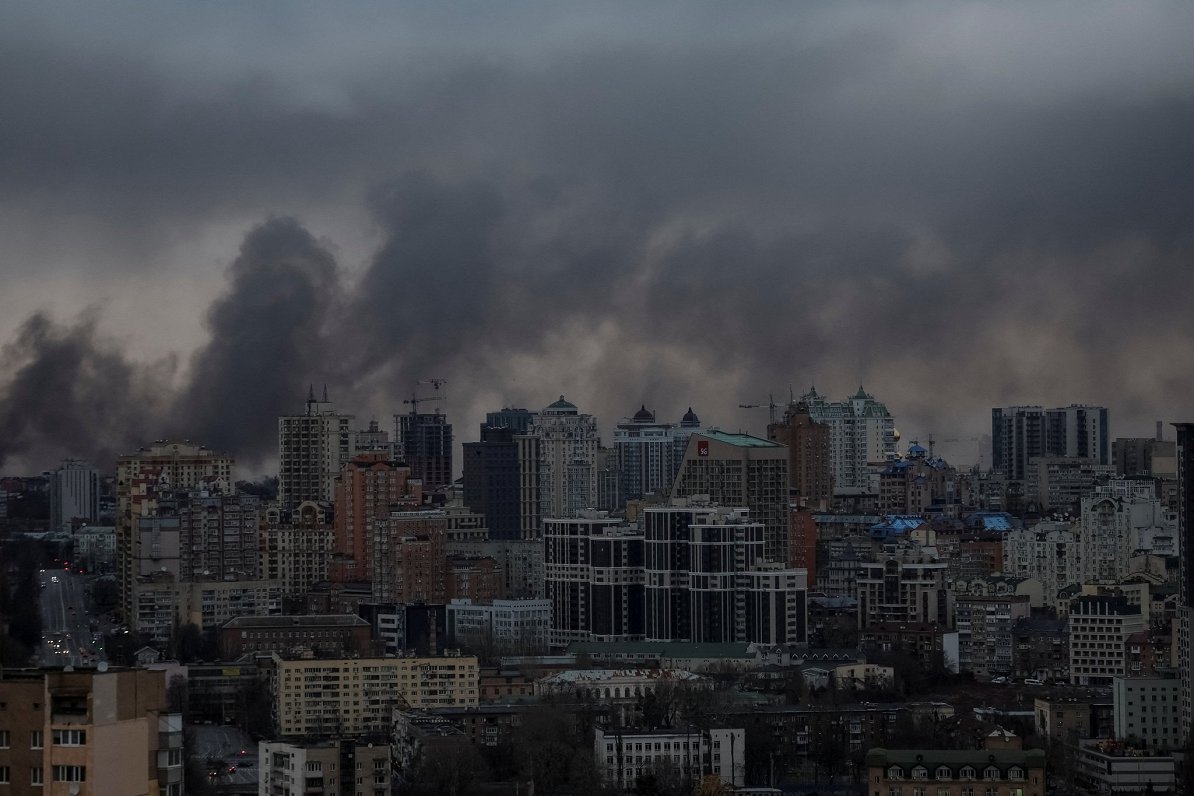 Дым над городом от атаки дронов. Украина, Киев, 02.01.2024.
