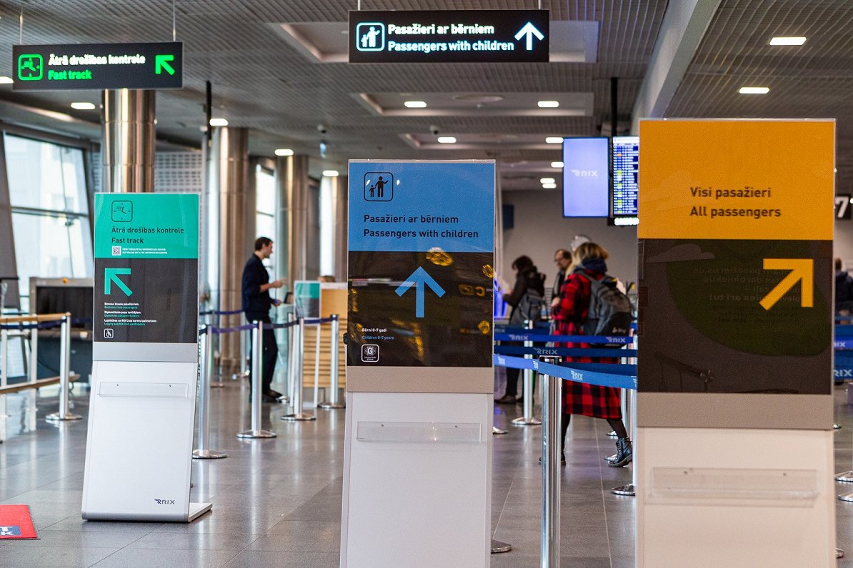 Rīgas lidostā izveidota atsevišķa drošības pārbaudes līnija pasažieriem ar maziem bērniem