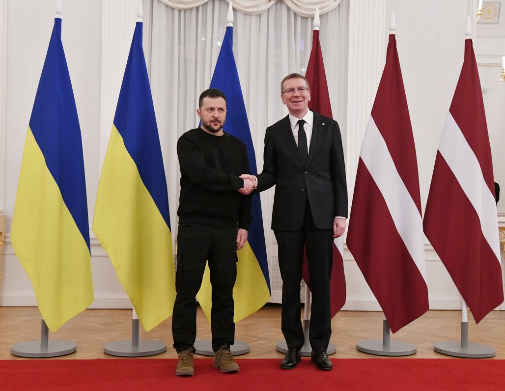 Valsts prezidents Edgars Rinkēvičs (no labās) un Ukrainas prezidents Volodimirs Zelenskis, tikšanās...