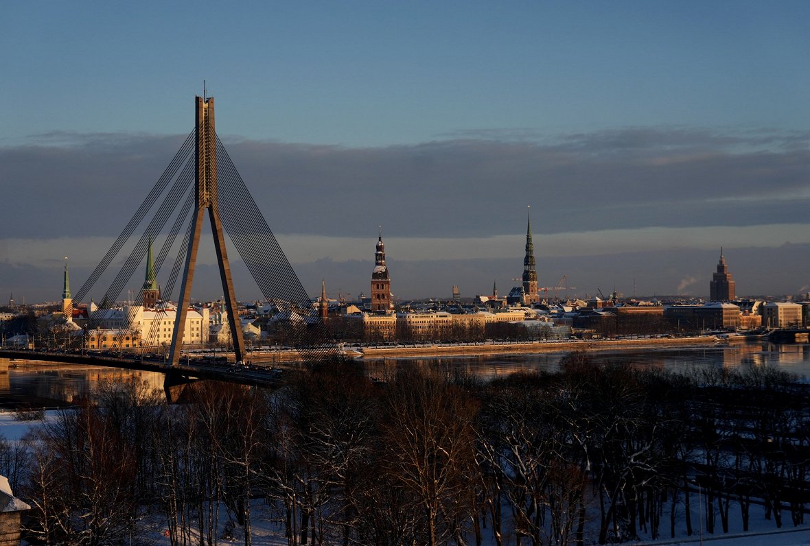 Skats uz Vanšu tiltu un Rīgas panorāmu.