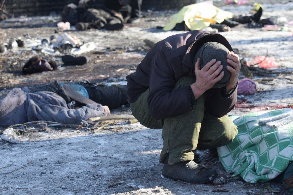 Возле убитой жены. Украина, временно оккупированный Донецк. 21.01.2024