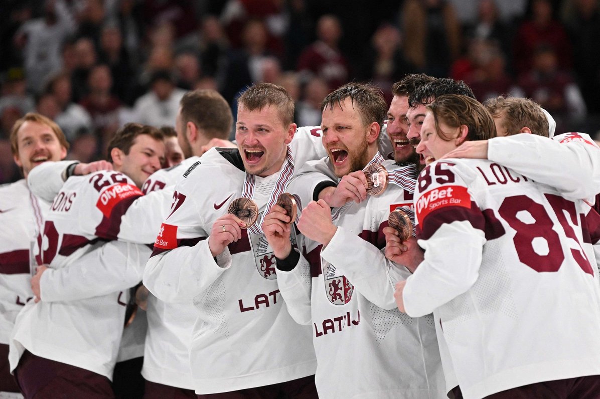 Хоккеисты сборной Латвии с медалями, завоеванными на чемпионате мира 2023 года