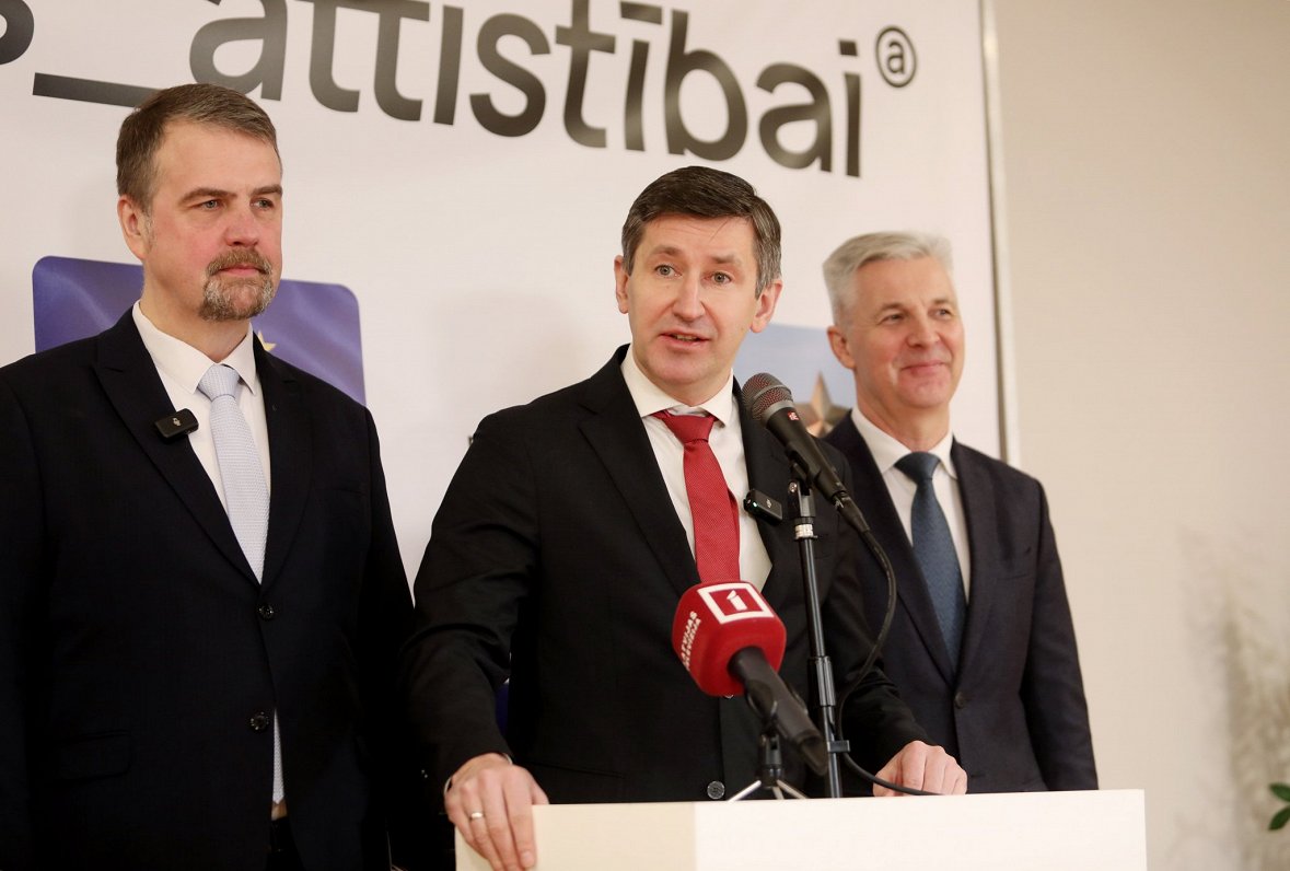 No kreisās LA līdzpriekšsēdētājs Ivars Ijabs, partijas valdes loceklis Vjačeslavs Dombrovskis un par...