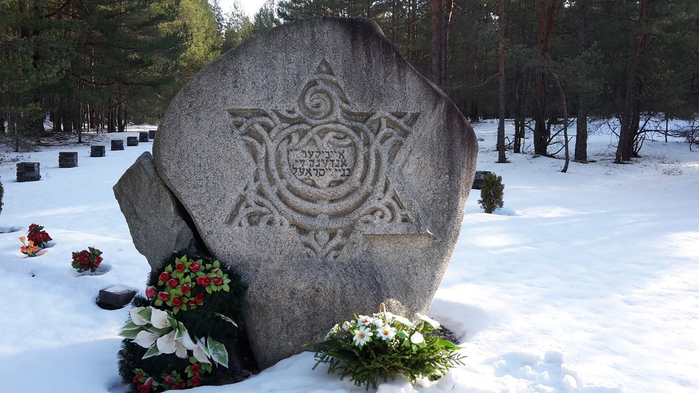 В Международный день памяти жертв Холокоста в Даугавпилсе возложили цветы