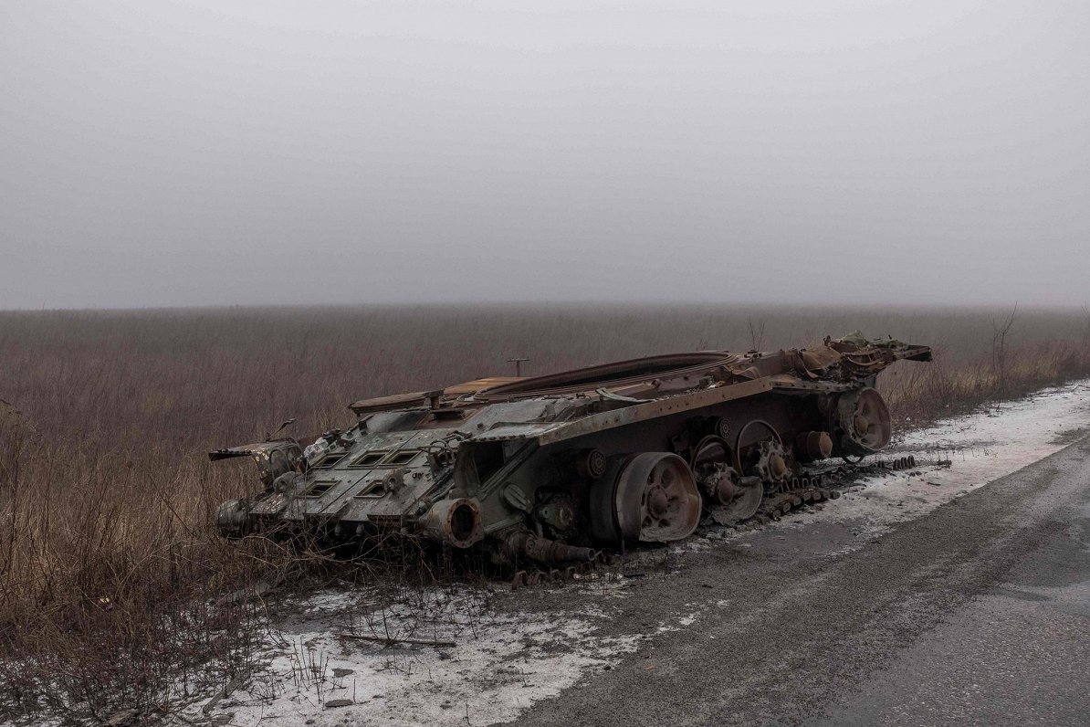 Уничтоженный танк на обочине дороги в Харьковской области, снято 27.01.2024