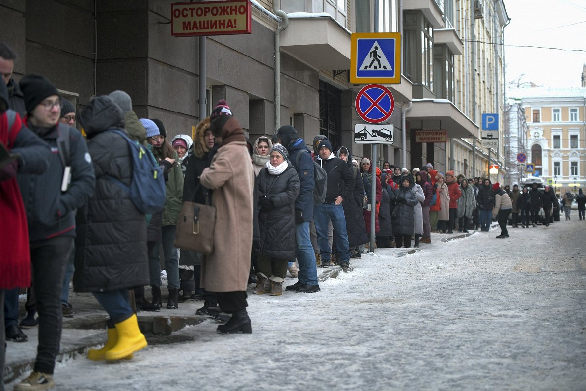 Krievijas galvaspilsētā Maskavā cilvēki stāv rindā, lai parakstītos par Borisa Nadeždina izvirzīšanu...