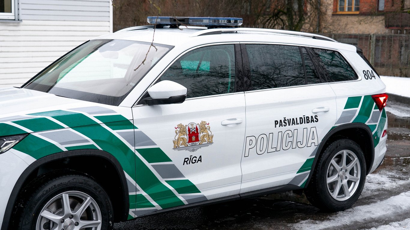 Автомобиль полиции рижского самоуправления в новой расцветке