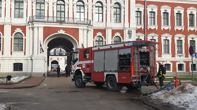 Jelgavā no universitātes ēkas sadūmojuma dēļ evakuē cilvēkus