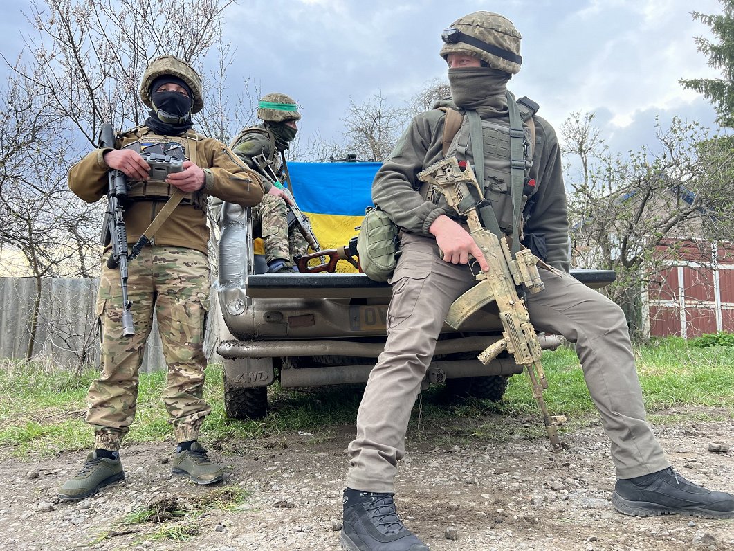 Ukraiņu karavīrs Andrijs Kiceļuks ar cīņubiedriem