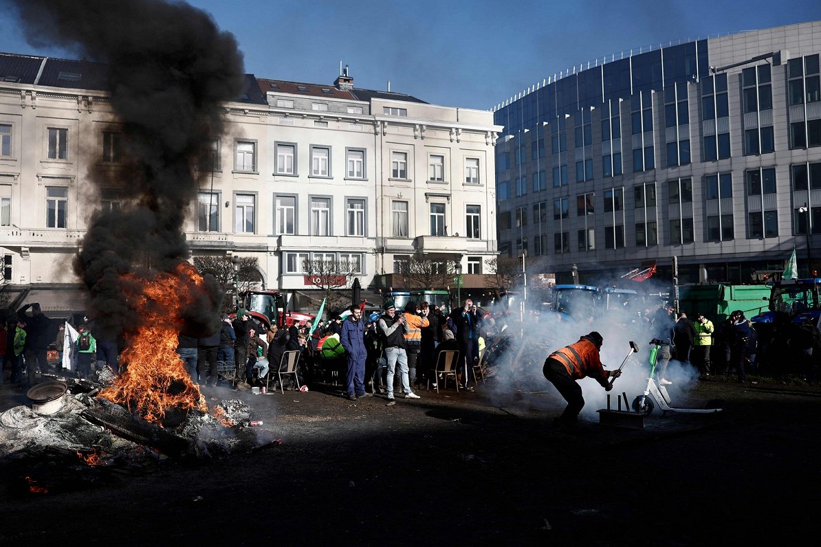 Lauksaimnieku protests Briselē, netālu no Eiropas Parlamenta ēkas