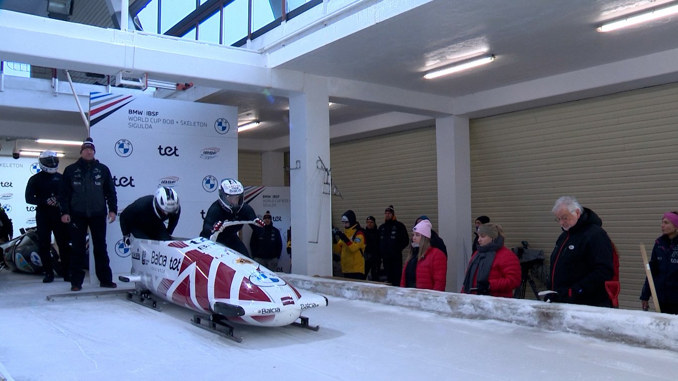 Mājas sienas palīdzēs: bobslejisti pēdējos treniņos noskaņojas Pasaules kausam Siguldā