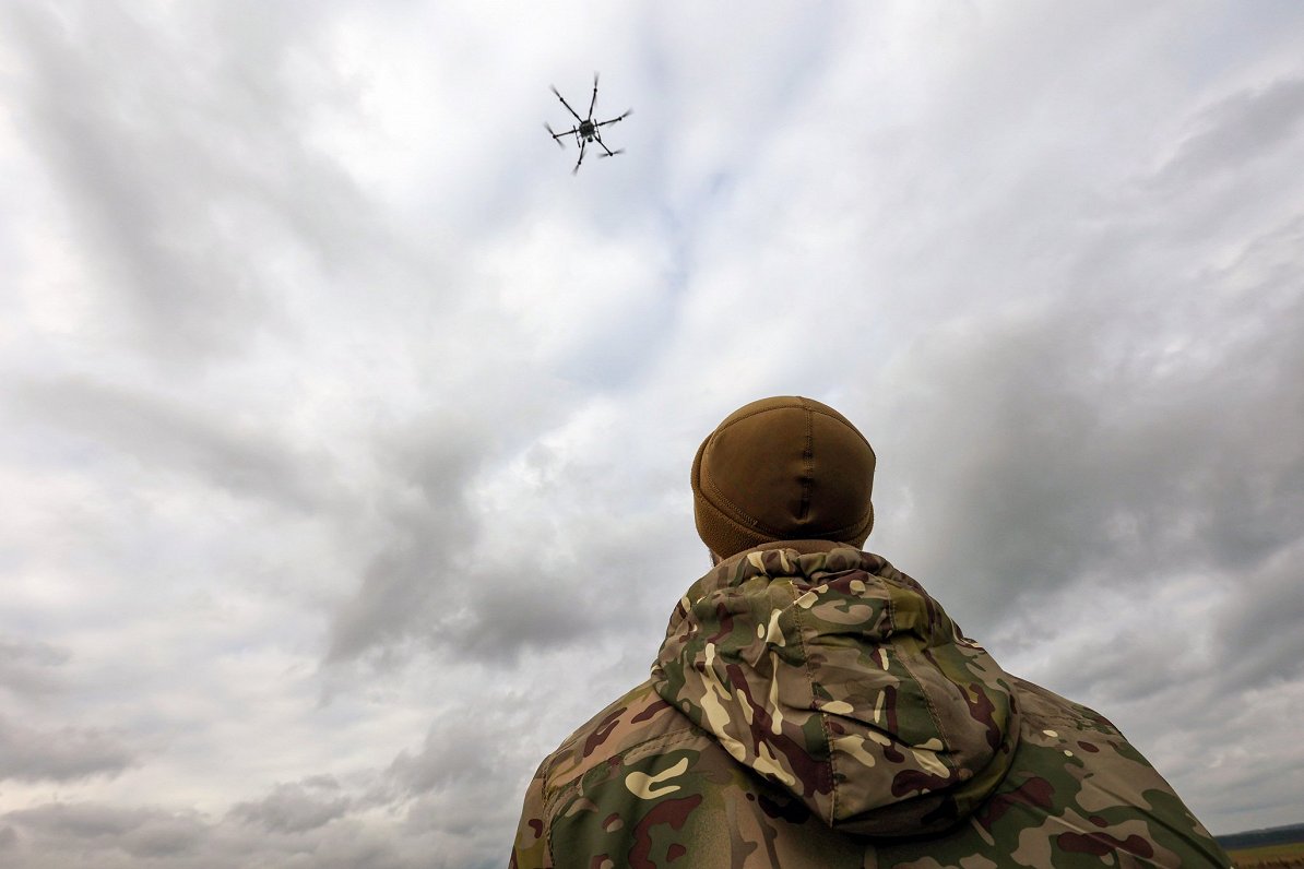 Ukraiņu karavīrs apgūst bezpilota lidaparāta vadību