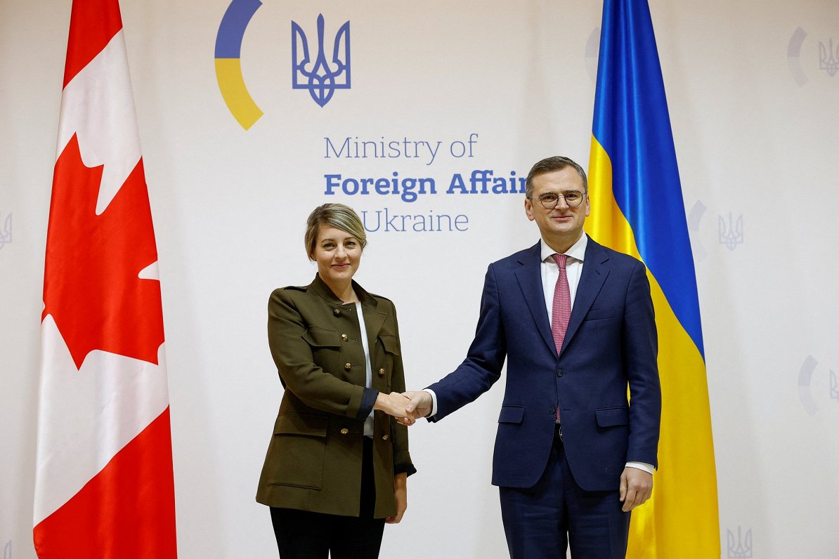 Kanādas ārlietu ministre Melānija Džolija un viņas ukraiņu kolēģis Dmitro Kuleba sasveicinās pirms t...