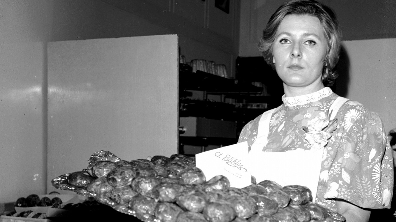Kobieta z tacą pączków. Warszawa, 05.02.1978.● Женщина с подносом пончиков. Варшава, 05.02.1978